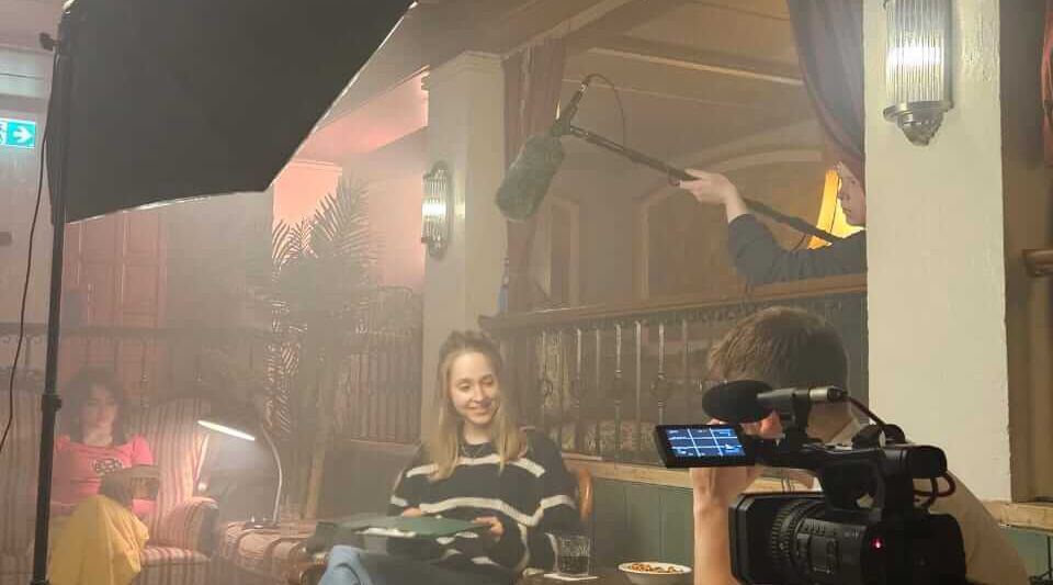 Filmaufnahme in rauchigem Salon